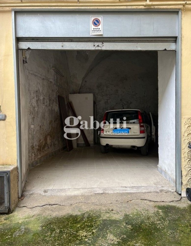 73m² Garage in Capua, Italy No. 131821