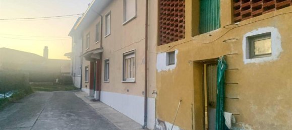 7-Zimmer Haus in Dosolo, Italy, Nr. 37501 3