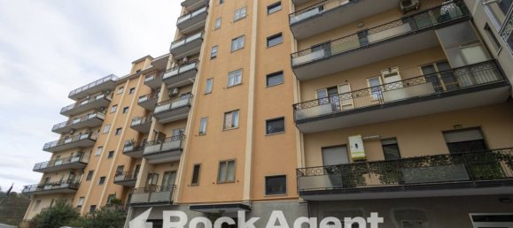 Apartamento de 2 dormitorios en Catanzaro, Italy No. 296155 2
