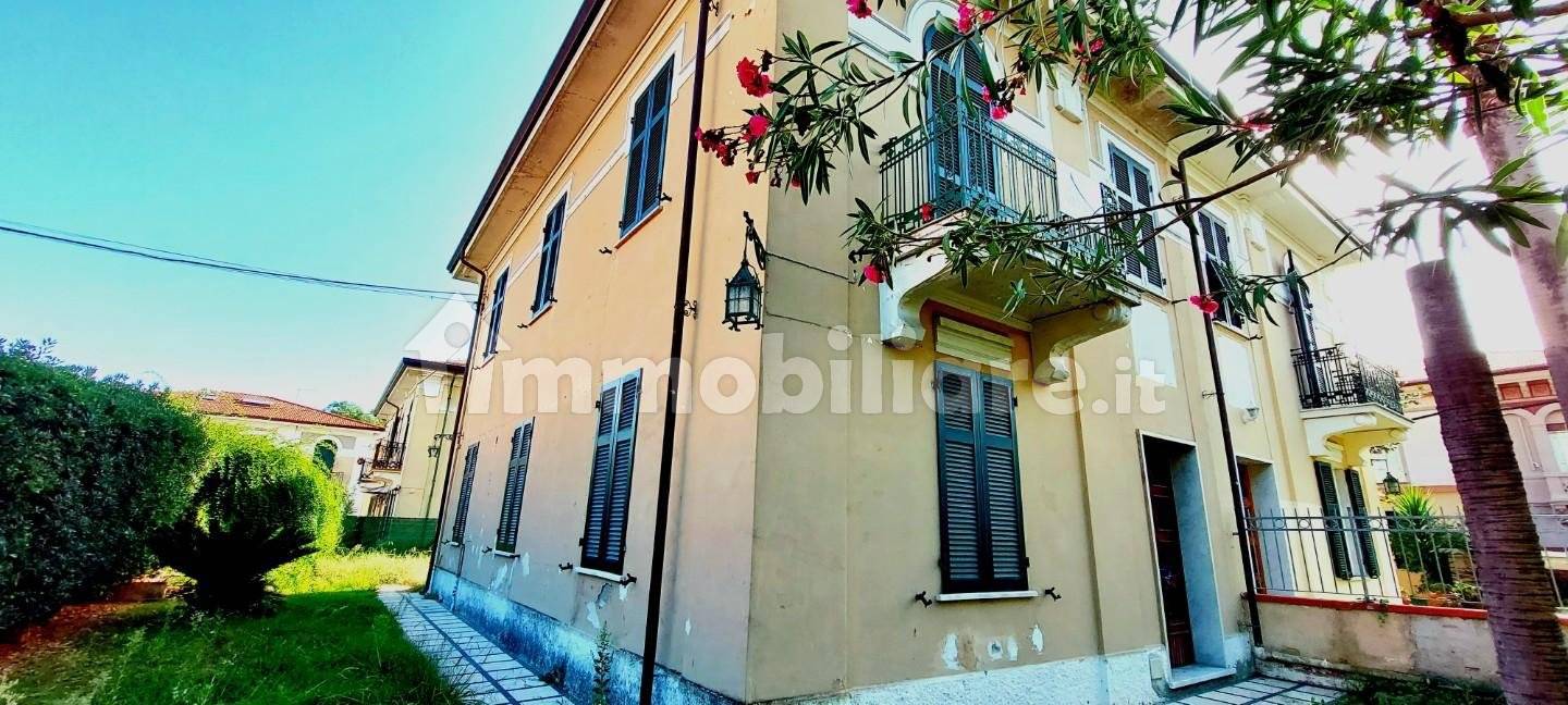 Casa de 4 dormitorios en Carrara, Italy No. 48102