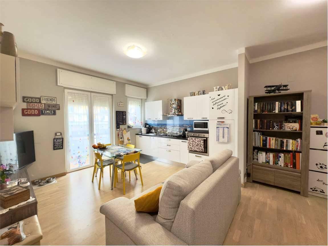 4-salle Appartement à Genoa, Italy No. 35129