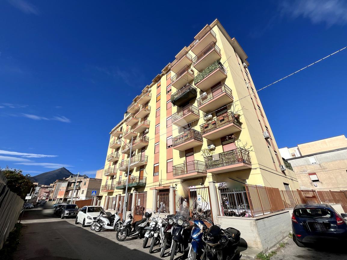 Квартира с 5 комнатами в Палермо, Италия № 3135