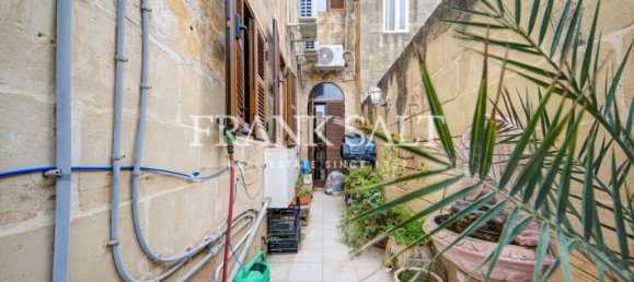 3 bedrooms Townhouse in Paola, Malta No. 101 18