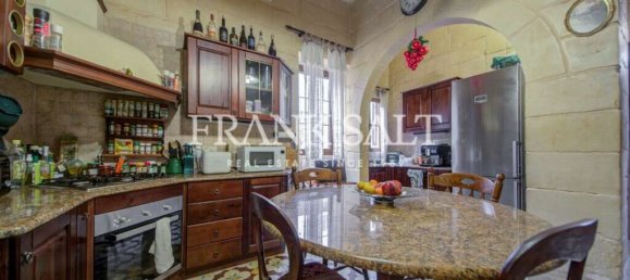 3 bedrooms Townhouse in Paola, Malta No. 101 2