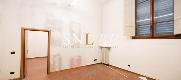 128m² Office in Florence, Italy No. 70045 17