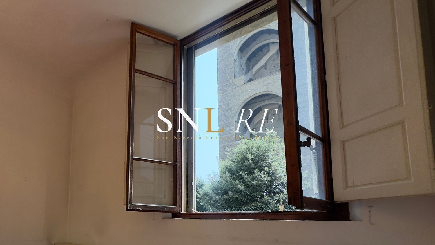 128m² Office in Florence, Italy No. 70045