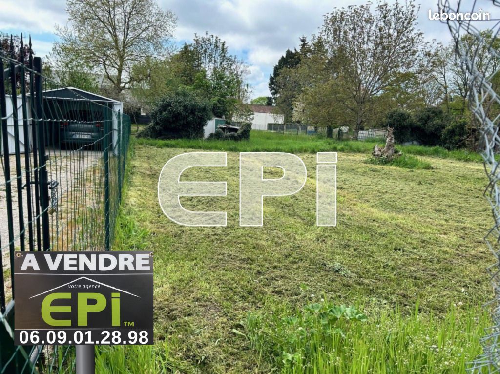 804m² Land in Les Ormes, France No. 107714