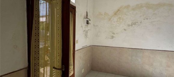 2 rooms Apartment in Livorno, Italy No. 81328 4