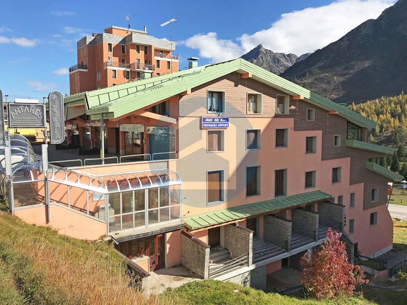400m² Commercial property in Ponte di Legno, Italy No. 6680