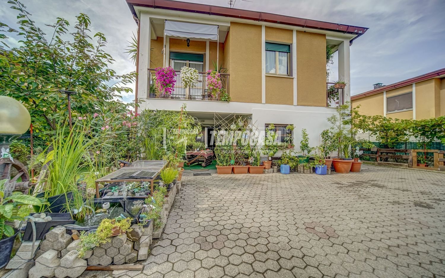 Villa de 4 habitaciónes en Cairate, Italy No. 287757