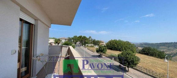 Квартира с 3 спальнями в Атри, Италия № 178241 22