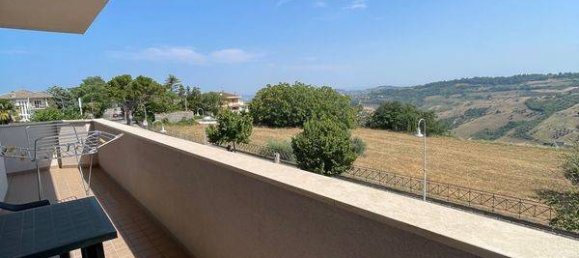 Квартира с 3 спальнями в Атри, Италия № 178241 20