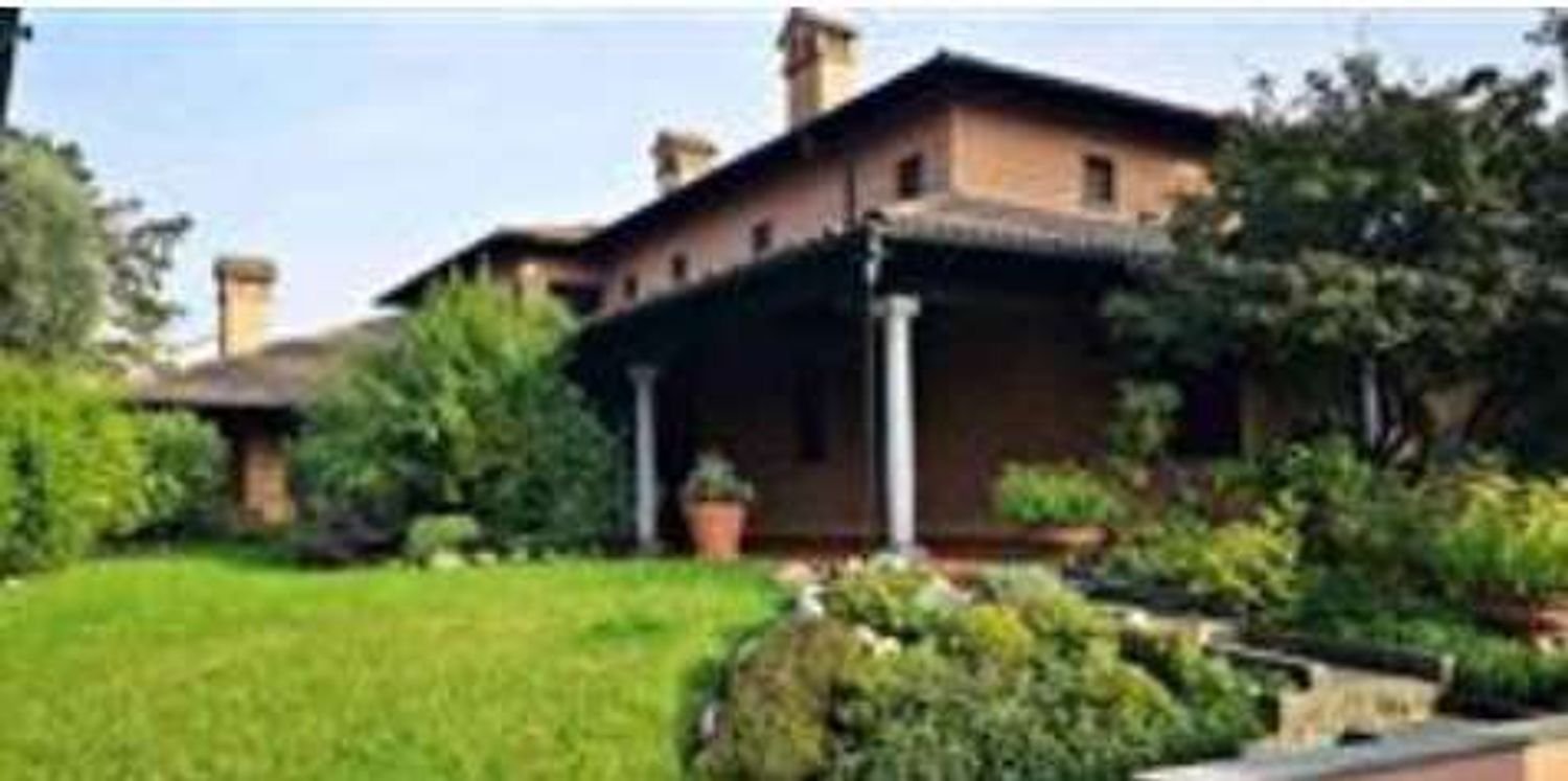 26 rooms Villa in Muggiò, Italy No. 4092