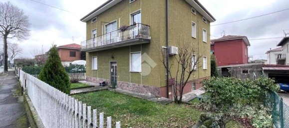 6 bedrooms Villa in Dalmine, Italy No. 130230 4