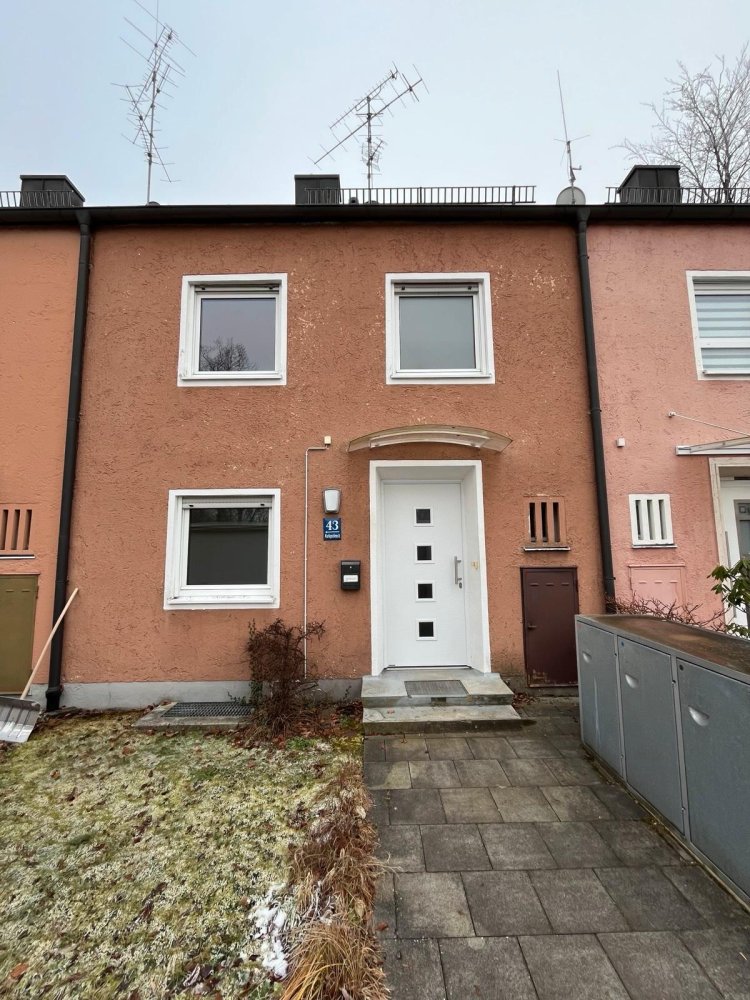 3 bedrooms Townhouse in Munich, Germany No. 293196