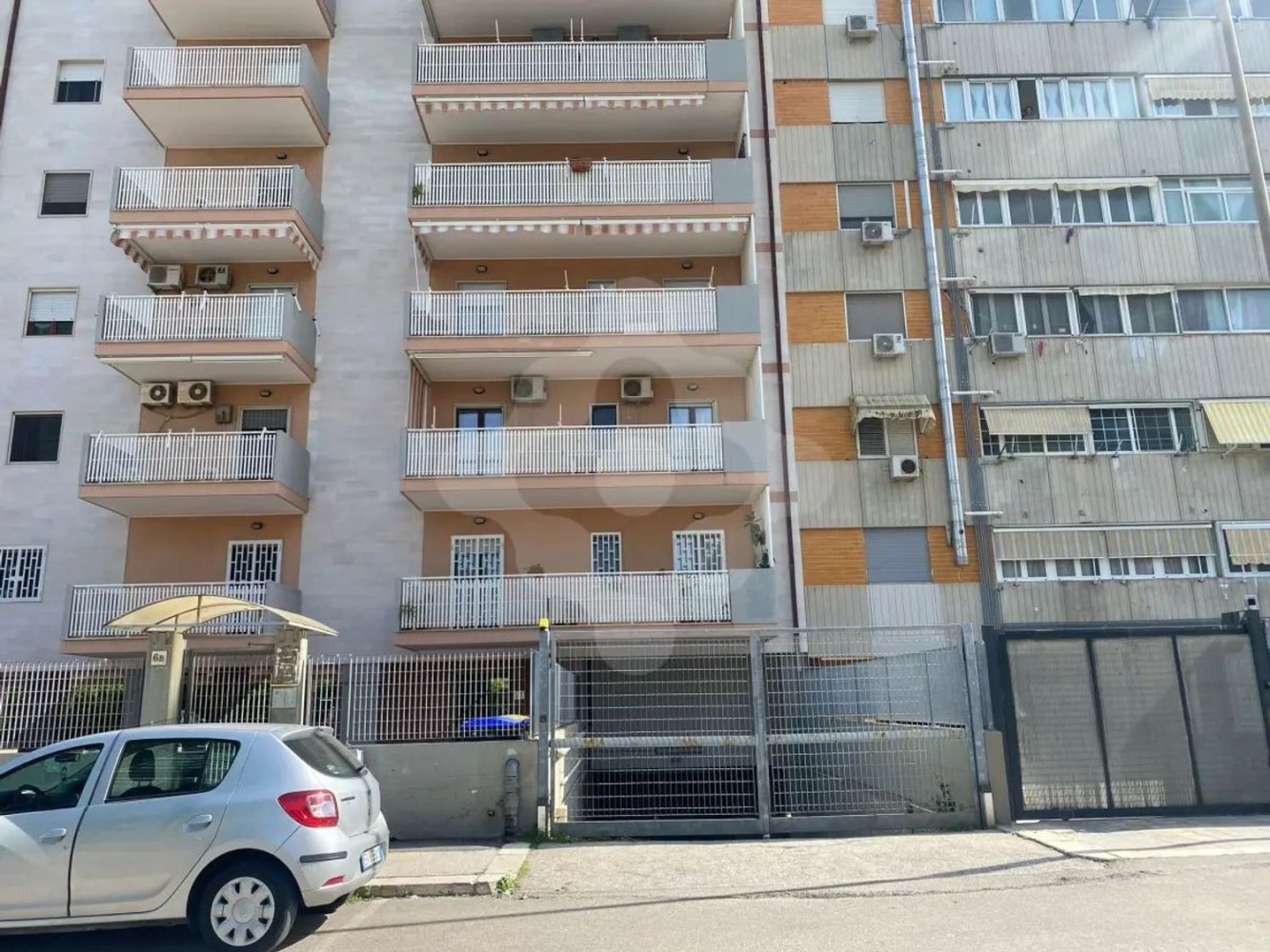 Квартира с 3 комнатами в Бари, Италия № 35418