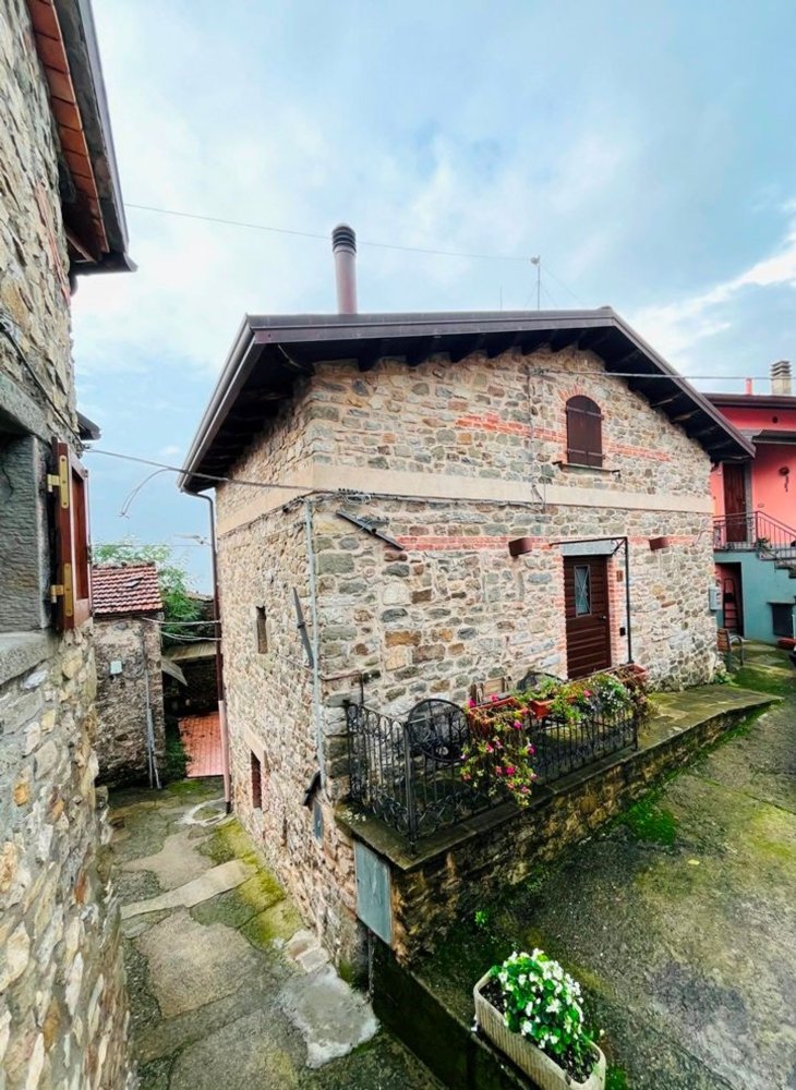 4 rooms House in Bagnone, Italy No. 169191