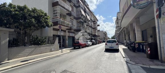 3 bedrooms Apartment in Bari, Italy No. 300027 5