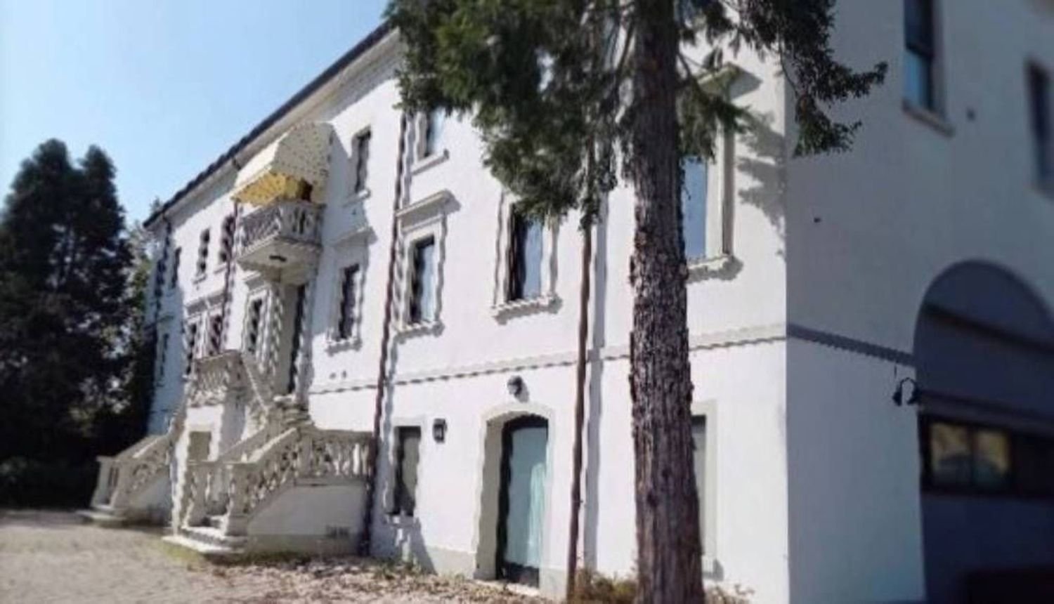 Apartamento de 3 divisões em Mirandola, Italy N.º 96027