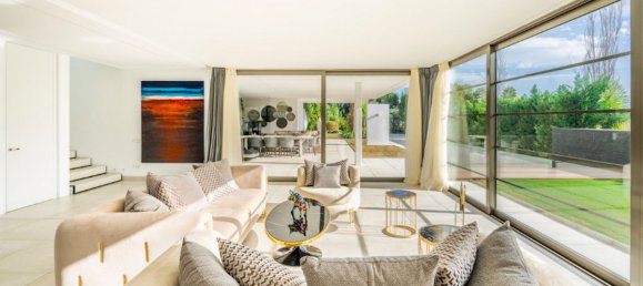 4 bedrooms Villa in Malaga, Spain No. 23993 2