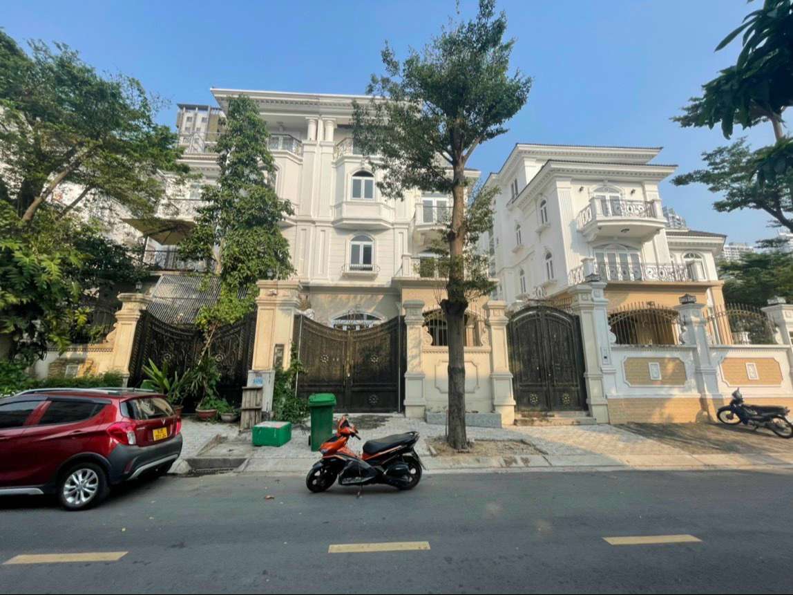 220m² Villa in District 7, Vietnam No. 15686