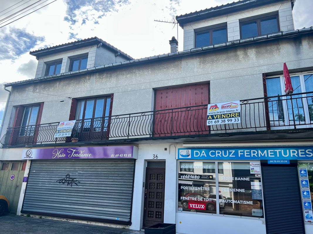 230m² Building in Juvisy-sur-Orge, France No. 187896