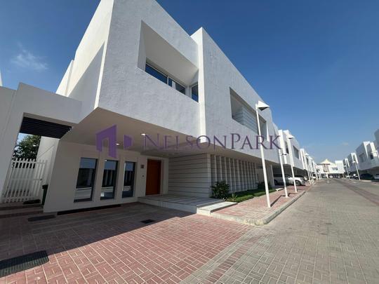 5 bedrooms Villa in Doha, Qatar No. 1225