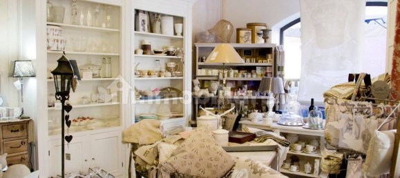 Коммерческая недвижимость с 2 комнатами в Лукка, Италия № 140285 12