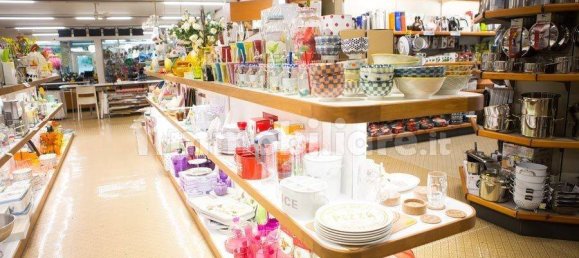 Коммерческая недвижимость с 2 комнатами в Лукка, Италия № 140285 2