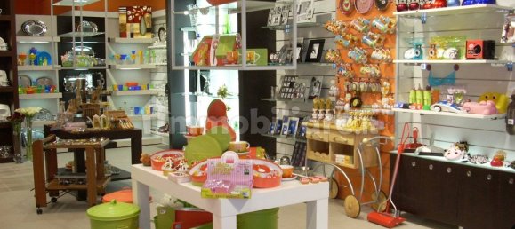 Коммерческая недвижимость с 2 комнатами в Лукка, Италия № 140285 9