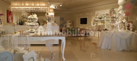 Коммерческая недвижимость с 2 комнатами в Лукка, Италия № 140285 10