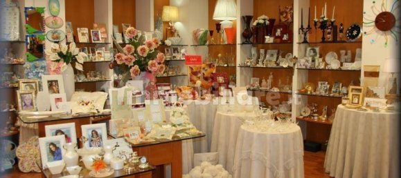 Коммерческая недвижимость с 2 комнатами в Лукка, Италия № 140285 3