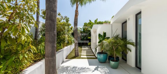 5 bedrooms Villa in Marbella, Spain No. 104305 12