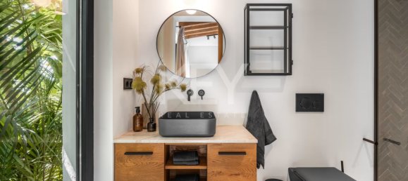 5 bedrooms Villa in Marbella, Spain No. 104305 3