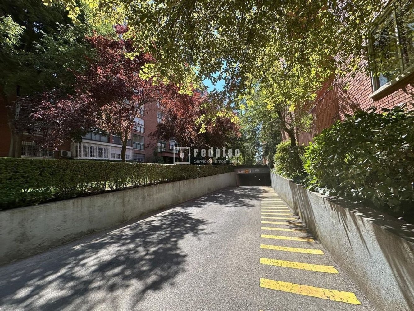  Garage in Madrid, Spain No. 252142