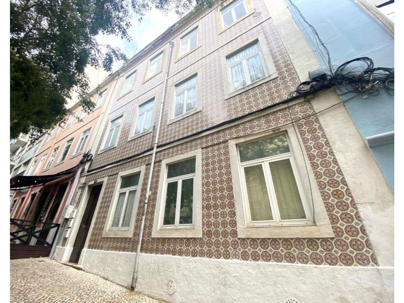 347m² Building in Lisbon, Portugal No. 137199