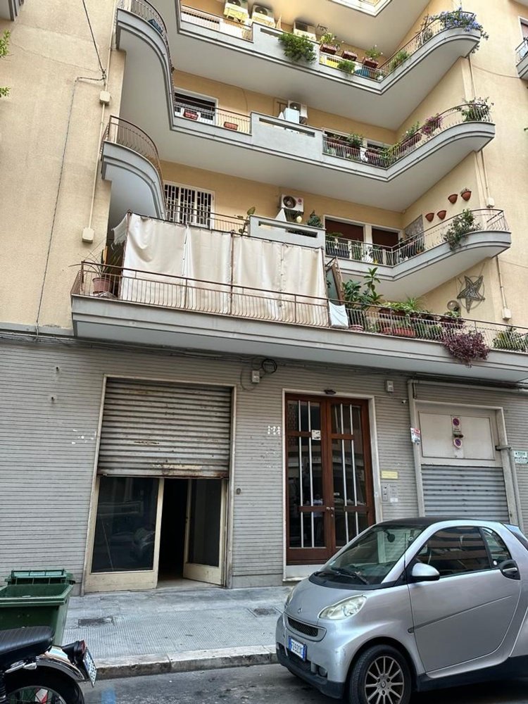 Гараж 114м² в Бари, Италия № 154943