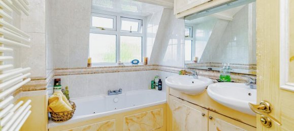 4 bedrooms House in Shirley, United Kingdom No. 8136 13