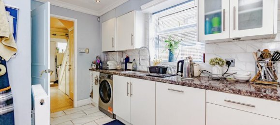 4 bedrooms House in Shirley, United Kingdom No. 8136 3