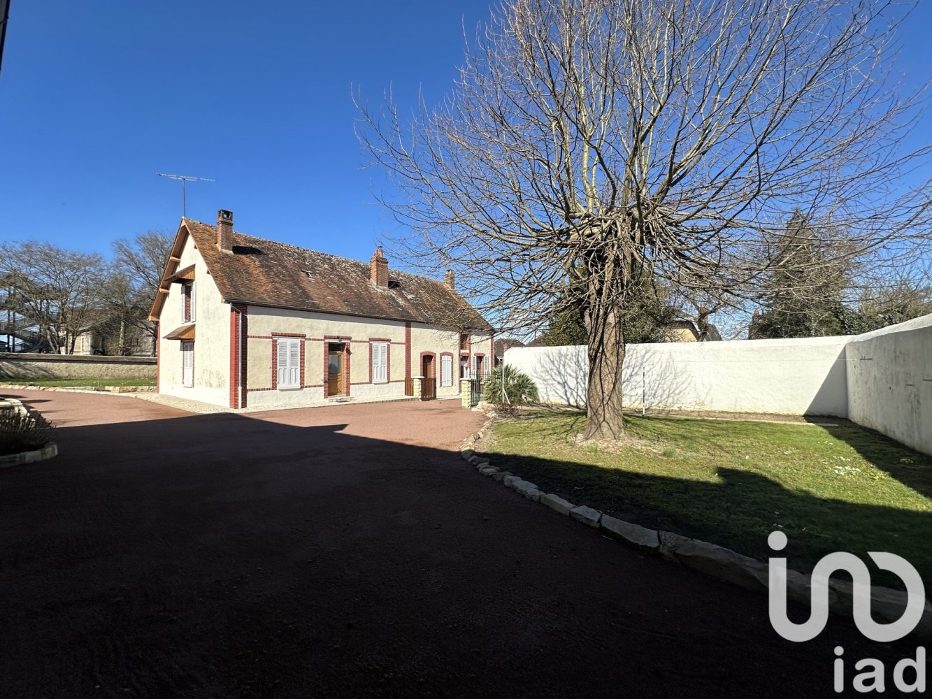 4 bedrooms House in Courtenay, France No. 55421