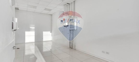 100m² Commercial property in Pieve Emanuele, Italy No. 265487 3