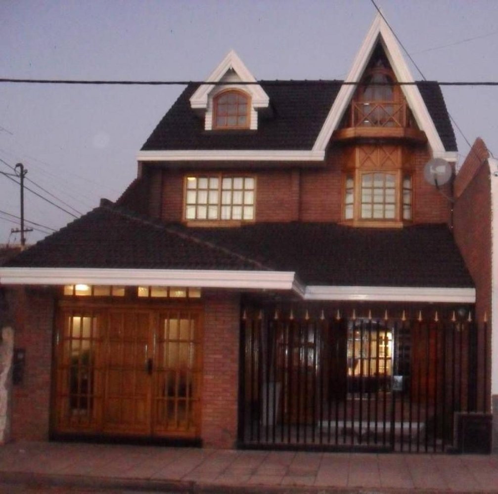 Дом с 3 спальнями в Ланус, Аргентина № 14811