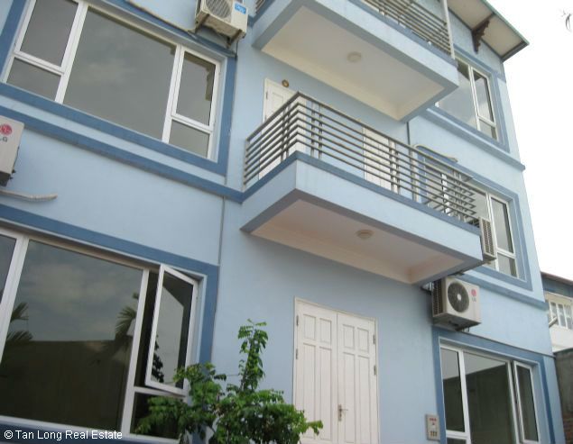 Casa de 4 dormitorios en Tay Ho, Vietnam No. 4482