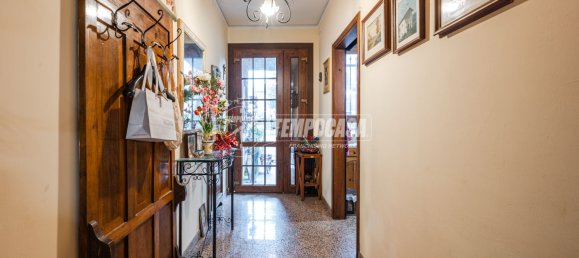 4 rooms House in Modena, Italy No. 75709 14
