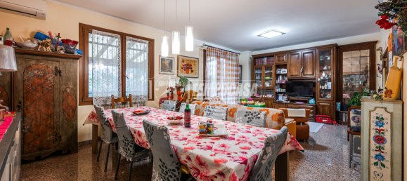 4 rooms House in Modena, Italy No. 75709 24