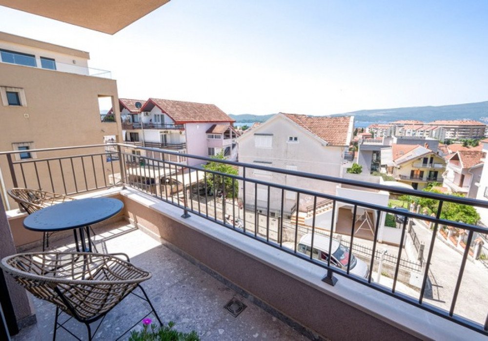 3 bedrooms Apartment in Tivat, Montenegro No. 1774