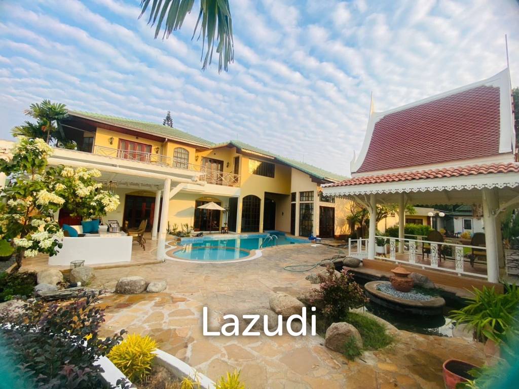 5 bedrooms Villa in Pattaya, Thailand No. 23657