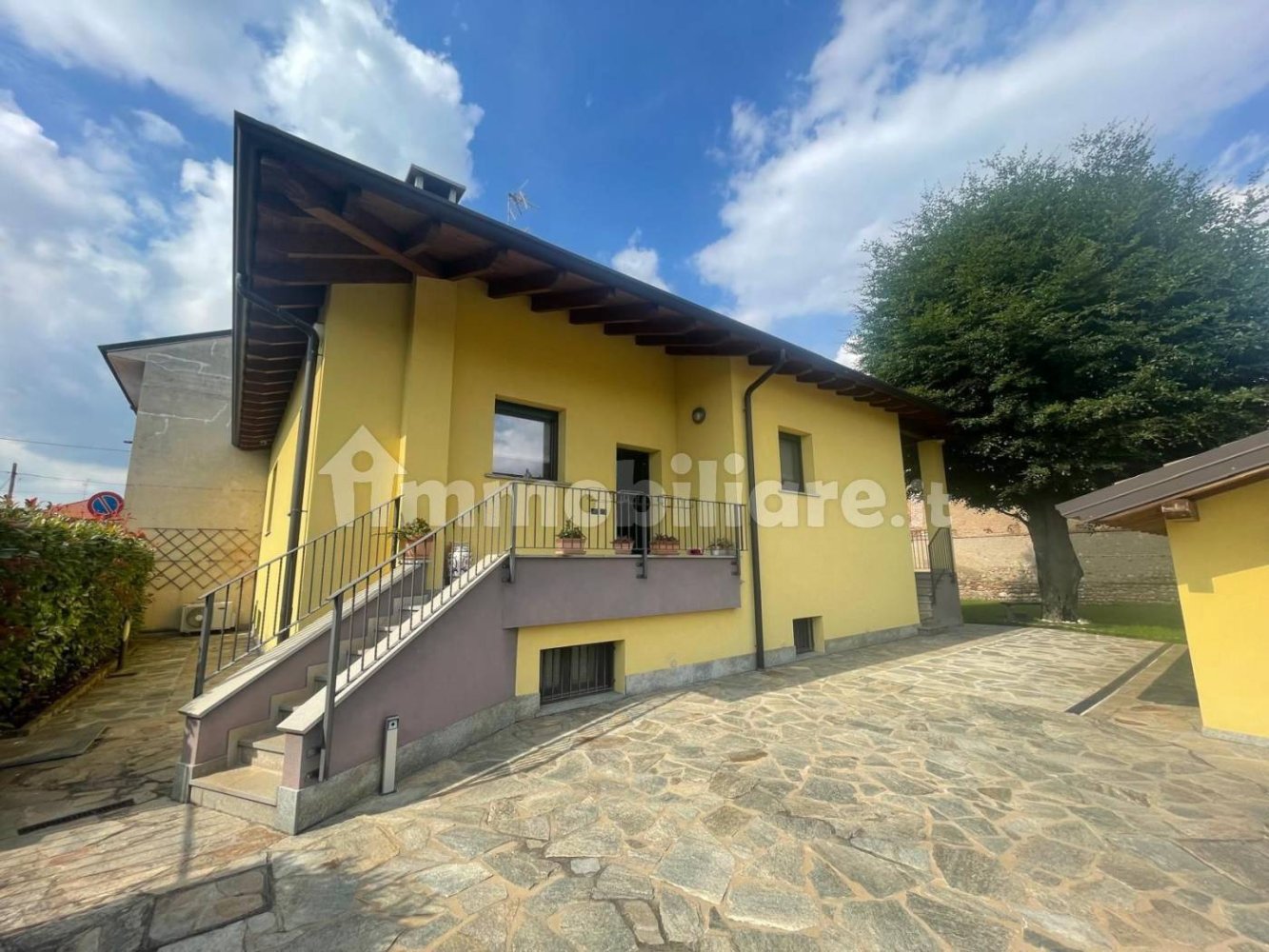2 bedrooms Villa in Castano Primo, Italy No. 391492