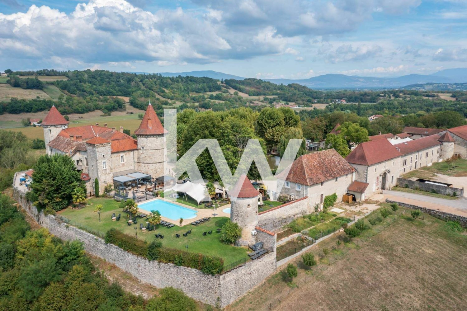  Castillos de 44 dormitorios en Vignieu, France No. 64460