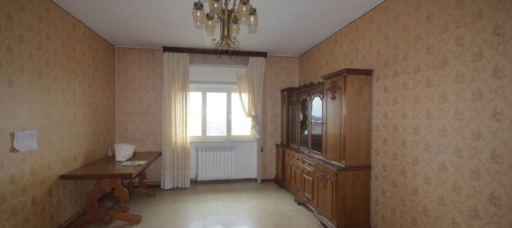 3 rooms Apartment in Piacenza, Italy No. 215274 2
